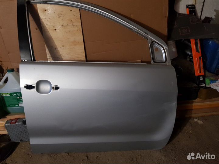 Продам переднюю правую дверь на Toyota ist