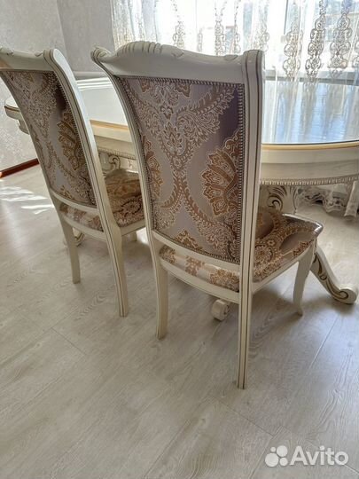 Стол со стульями