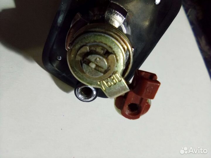 Замок двери багажника