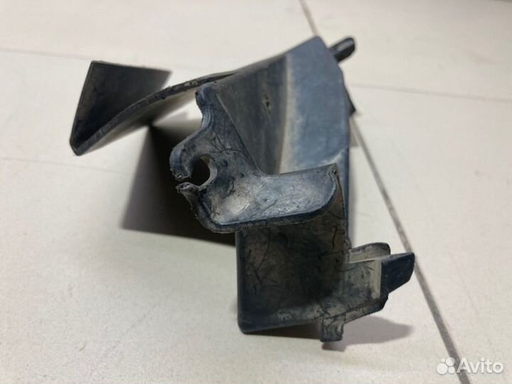 Дефлектор радиатора передний левый Renault Sandero