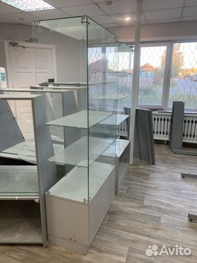 Торговые витрины и прилавки для магазина