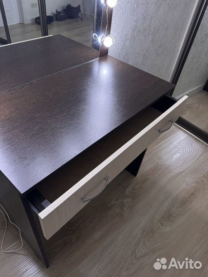 Туалетный столик с зеркалом и подсветкой