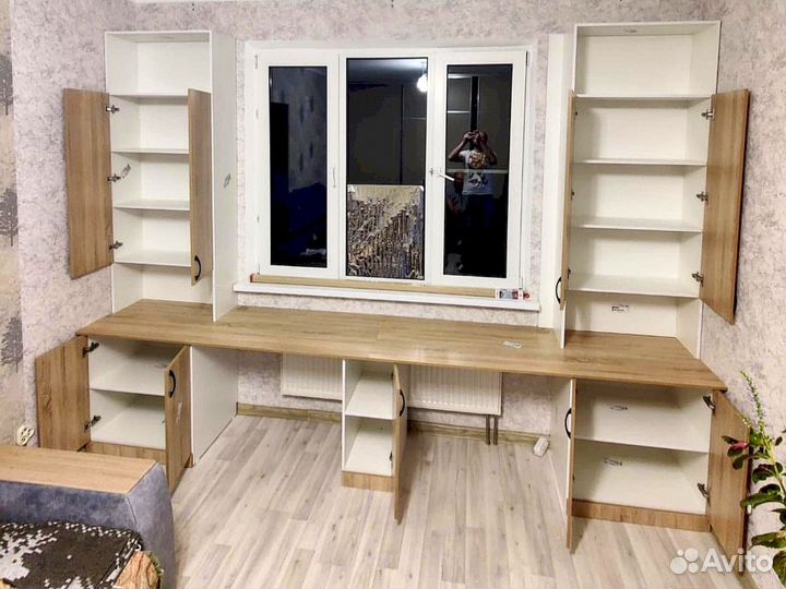 Детская рабочая зона у окна для двоих