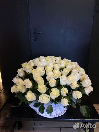 Корзина белых роз, 101 роза в корзине