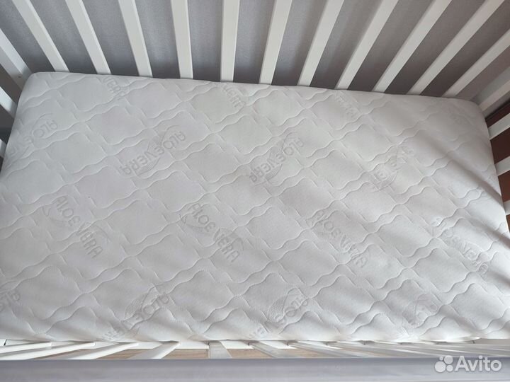 Детская кроватка с маятником и ящиком