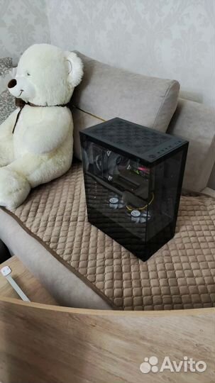 Игровой компьютер с монитором и клавиатурой