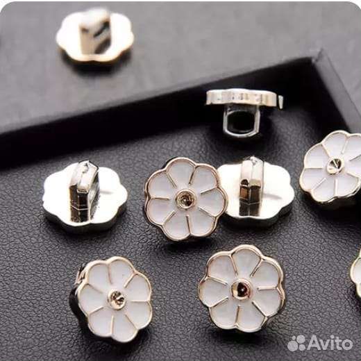 Пуговицы белые на ножке 25 шт