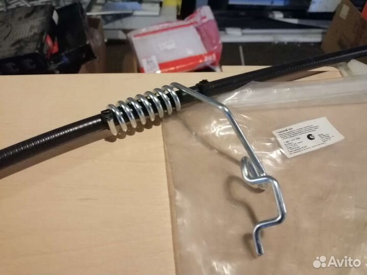 Трос стояночного тормоза правый transit 2000)