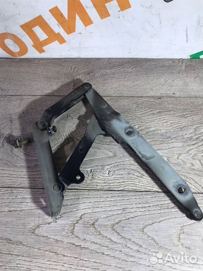 Петля капота правая Land Rover Discovery III 2004