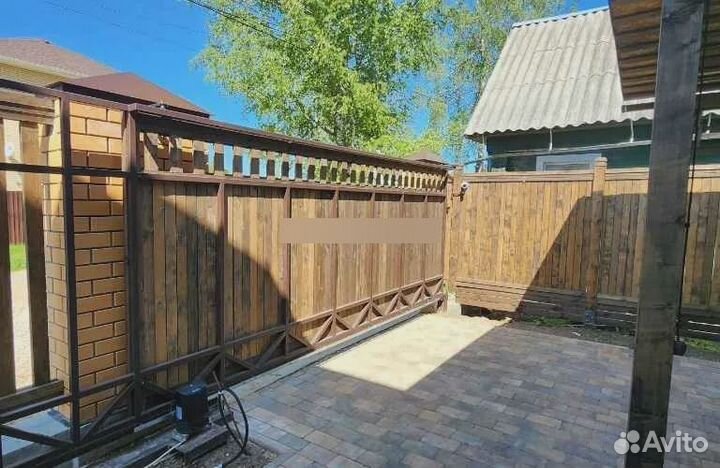 Забор из дерева с кирпичными столбами