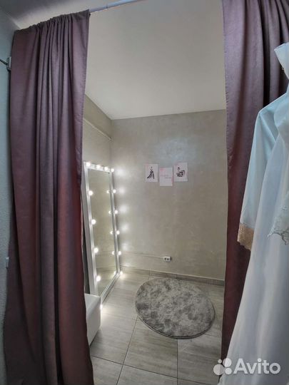 Для примерочной шторы, пуфик, коврик