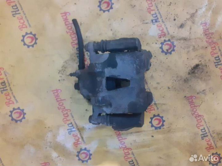 Суппорт передний правый Toyota Platz седан 1.0