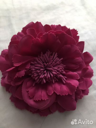 Искусственный цветок как украшение