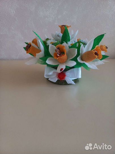 Весенняя композиция с конфетами