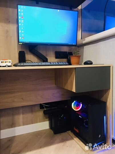 Компьютер с клавиатурой и мышкой