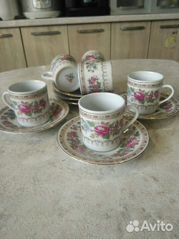 Кофейные чашки с блюдцами