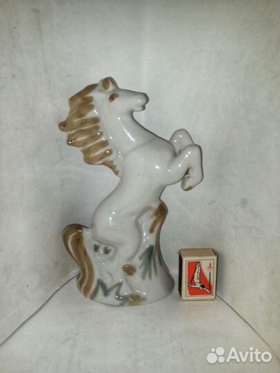 Коньфарфоровая статуэтка. Конь. Полонное. СССР