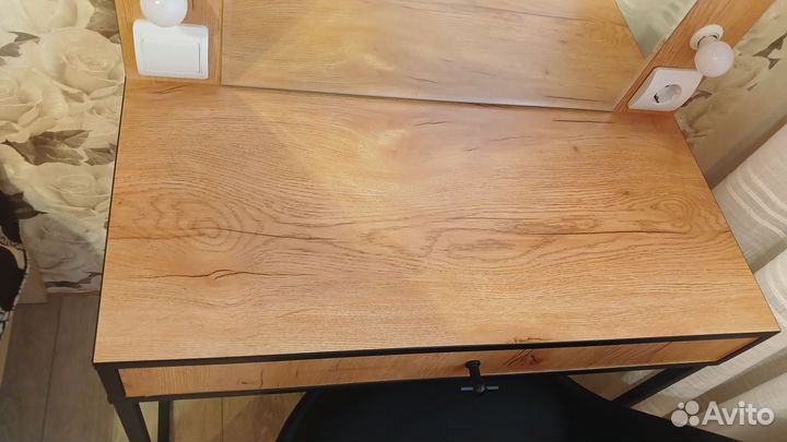 Туалетный столик с зеркалом и подсветкой