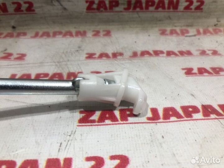 Упор капота Mitsubishi Outlander 1