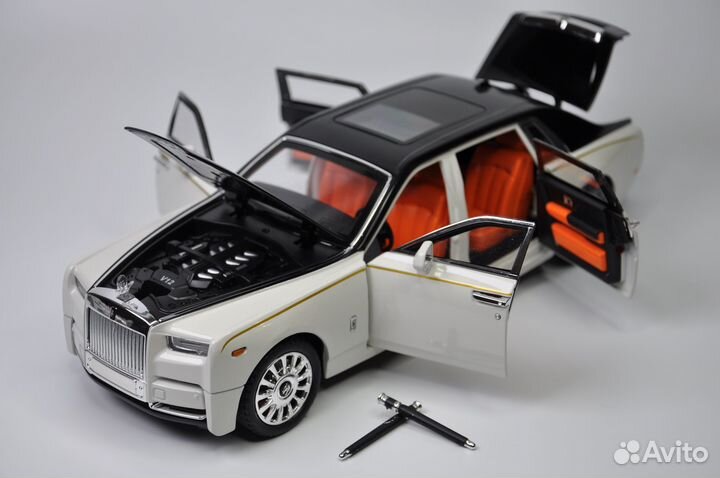 Модель автомобиля Rolls-Royce Phantom 1:18 металл