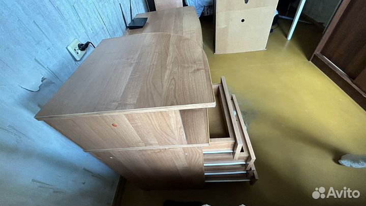 Письменный стол для школьника с полками