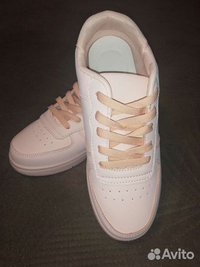 Кроссовки женские, новые