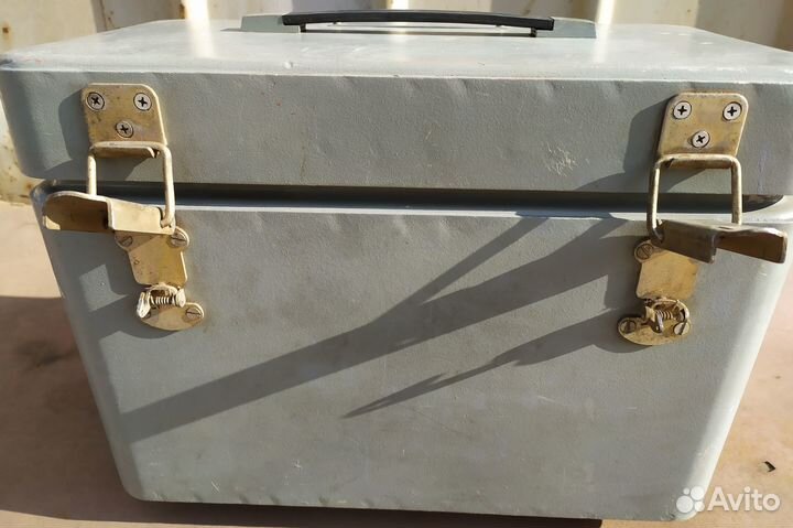 Ящик алюминиевый с ручкой и замками. СССР