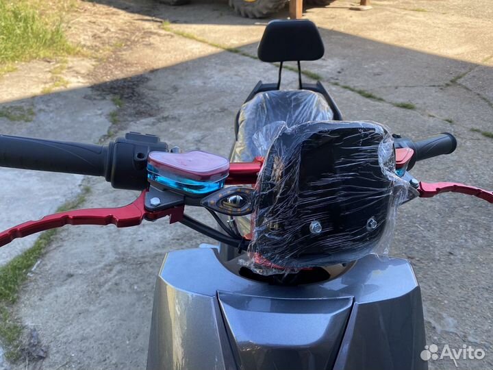 Электроскутер (аксессуары в комплекте)