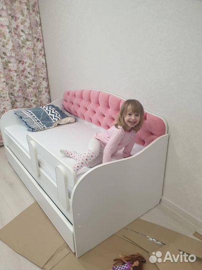 Детская кровать с мягкой спинкой