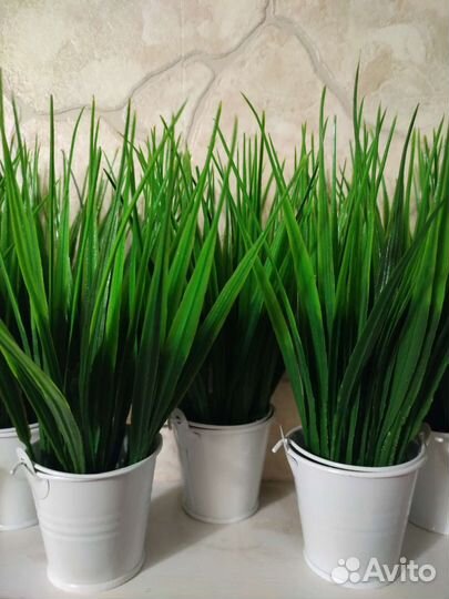 Искусственная трава в горшке декор