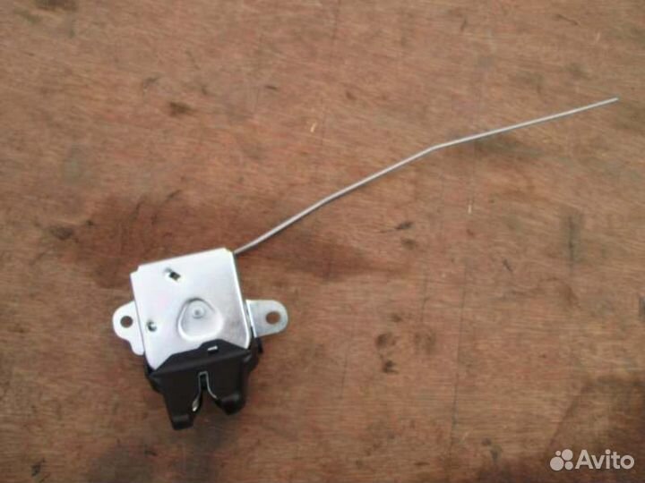 Замок крышки багажника Toyota Corolla NZE121