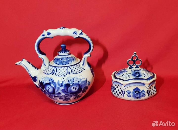 Чайник и шкатулка. Гжель
