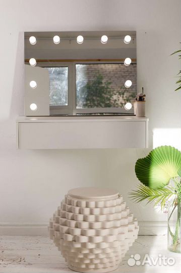 Гримерное зеркало с лампочками