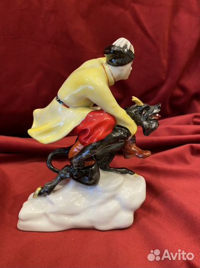 Статуэтка фарфоровая лфз Вакула на черте