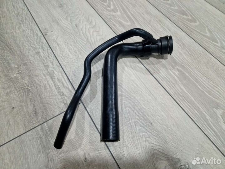 Патрубок радиатора верхний Ауди А4 Б6/Б7 8E0121101