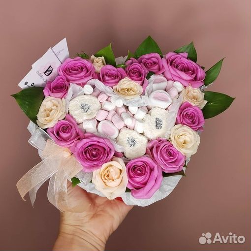 Подарок, букет из роз и зефира в коробке серце