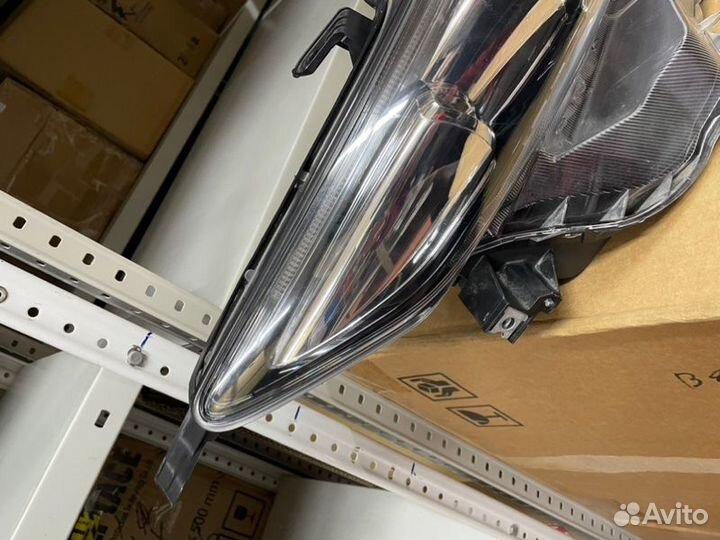 Фара передняя правая Toyota Harrier AVU65W