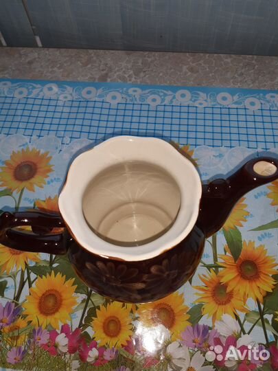 Чайник и сахарница