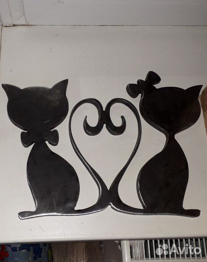 Влюблённая парочка котят из металла