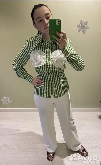 Рубашка в клетку с цветами на груди