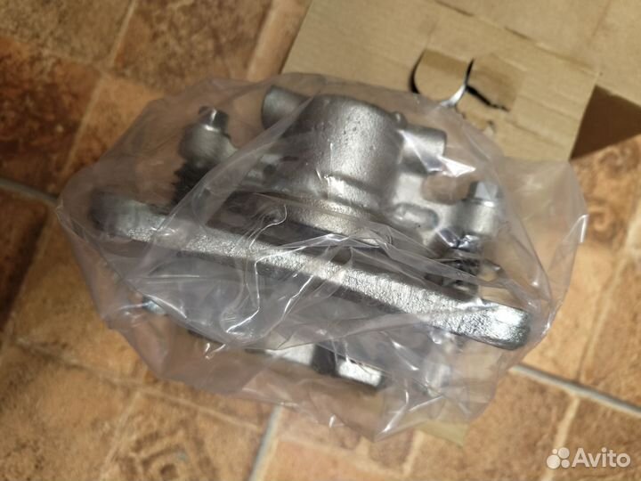 Тормозной суппорт передний правый Mitsubishi ASX