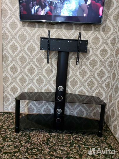 Стойка под тв с стеклянной полкой