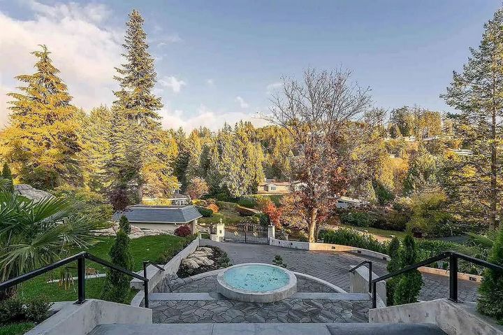 Дом 1400 м² на участке 35 сот.