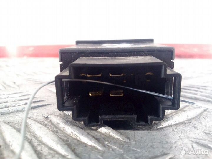 Кнопка открывания люка Skoda Octavia (A4) рест