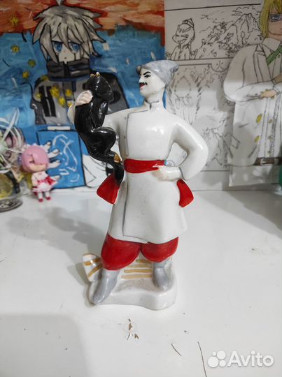 Фарфоровая статуэтка 