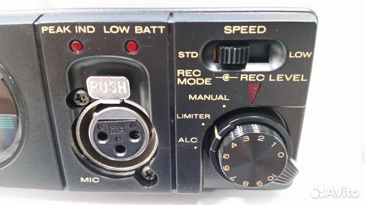 Профессиональный портативный кассетный магнитофон
