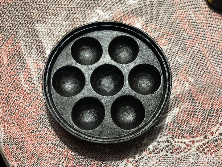 Старинная чугунная форма сковорода для пончиков