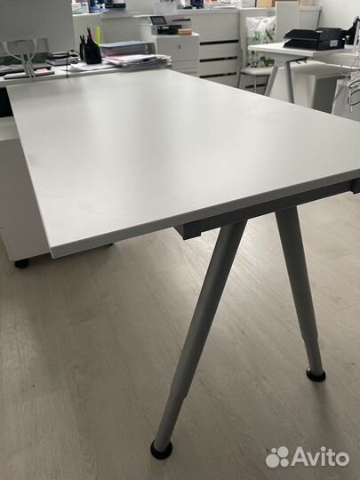 Стол офисный белый с тумбой и стулом