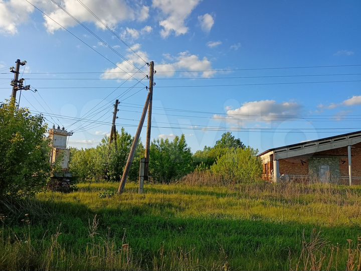 Кирпичное здание с коммуникациями, 2200 м²