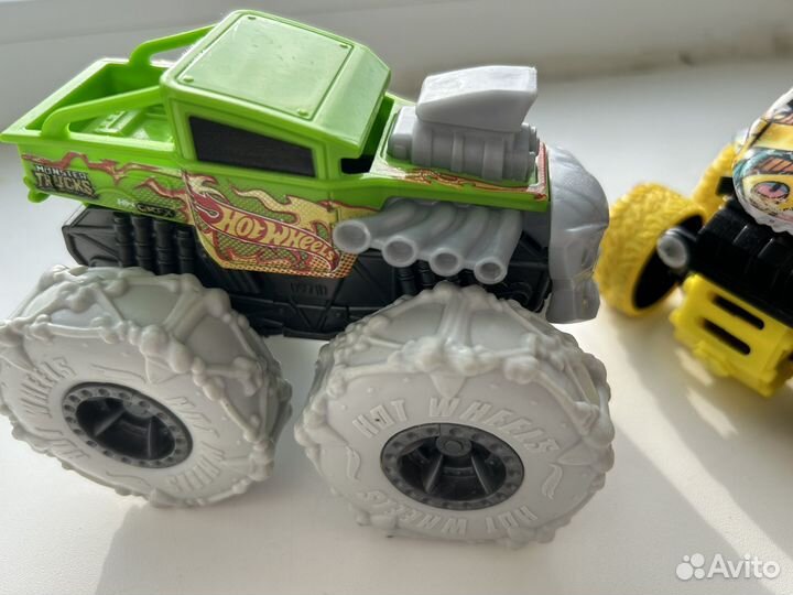 Машинка Hot wheels монстер трак / акула-перевертыш